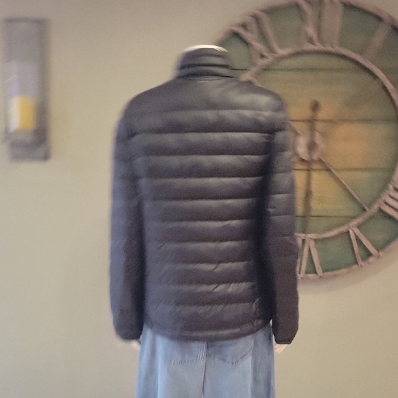 Quince Lightweight Down Packable Puffer Jacket - Picture 5 of 16